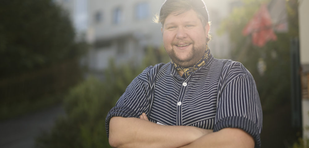 "Kochen fürs Klima", Koch Benjamin Sigg bei sich zu Hause in Thalwil. Foto: Moritz Hager