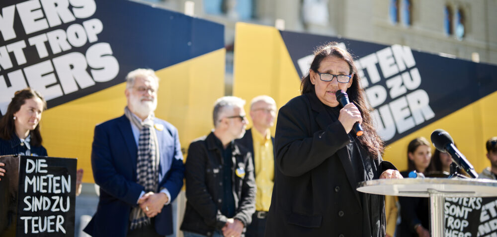 Jacqueline Badran an der Pressekonferenz des MSV auf dem Bundesplatz, im Anschluss an die Generalversammlung die Lancierung der Mietpreis- Initiative ("Ja zum Schutz vor missbräuchlichen Mieten") beschlossen wurde. © Manu Friederich