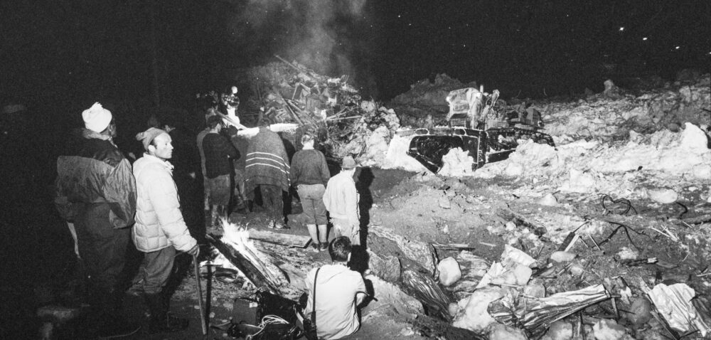 Nächtliche Such- und Bergungsarbeiten im Bereich der durch den Abbruch des Allalingletschers vom Eis verschütteten Unterkünfte, Räumung der Eismassen mit schweren Bulldozern