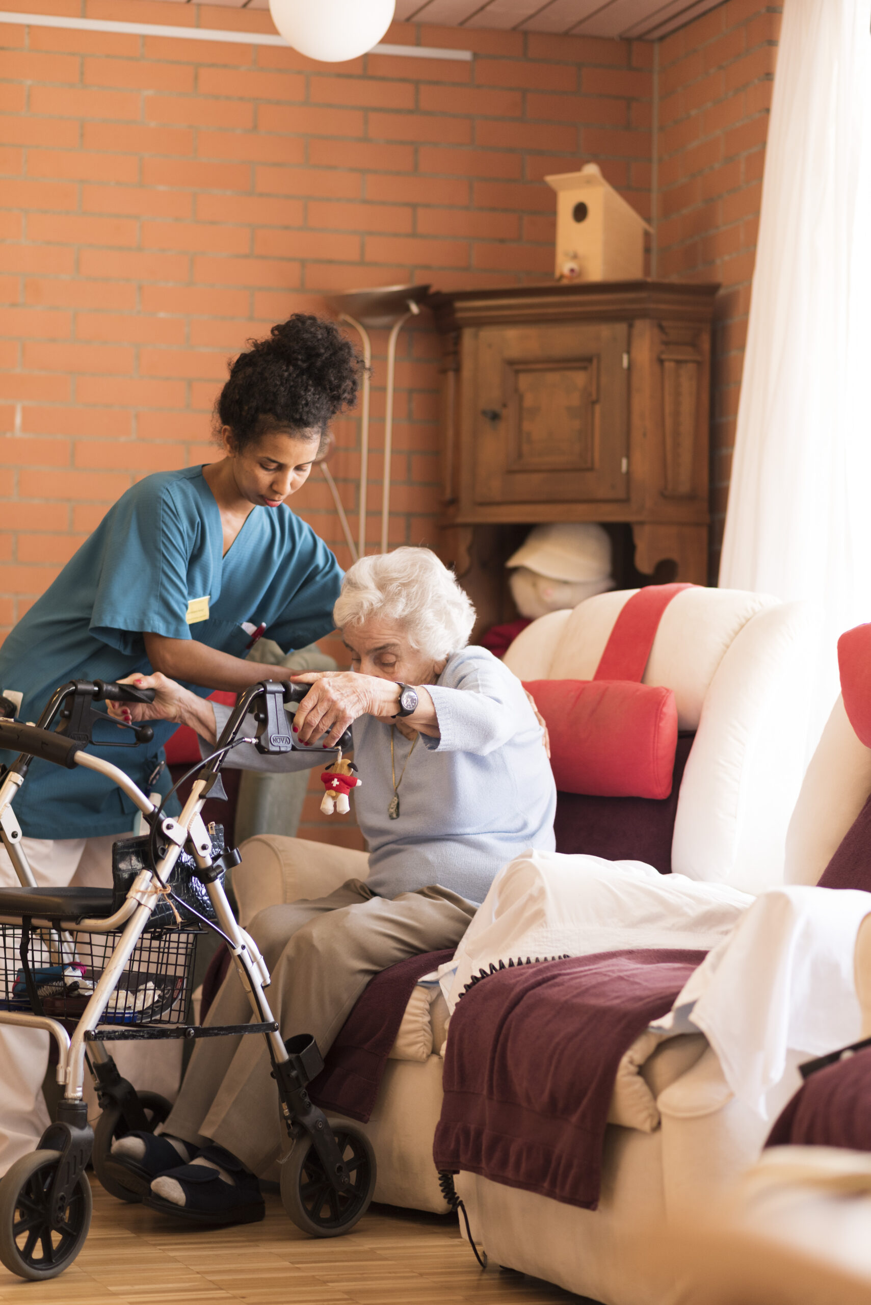 Pflegerin bei der Arbeit in einem Altersheim