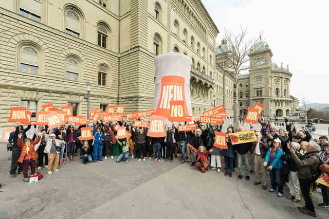 Das von der SP unterstützte Bündnis «Nein zu neuen AKW» forderte den Ständerat in einem Protestbrief mit über 20 000 Unterzeichnenden auf, am bestehenden Verbot zum Bau neuer AKW festzuhalten – vergeblich.